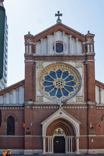 BÜKREŞ, ROMANIA - 17 Ağustos 2021: Bükreş, Romanya 'nın merkezinde Aziz Joseph Katolik Katedrali inşa