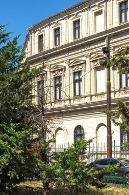 BUCHAREST, ROMANIA - 17 Ağustos 2021: Romanya 'nın Bükreş kentinin merkezinde tipik cadde ve bina