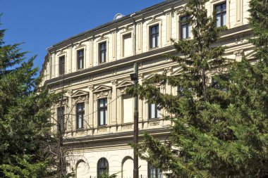 BUCHAREST, ROMANIA - 17 Ağustos 2021: Romanya 'nın Bükreş kentinin merkezinde tipik cadde ve bina