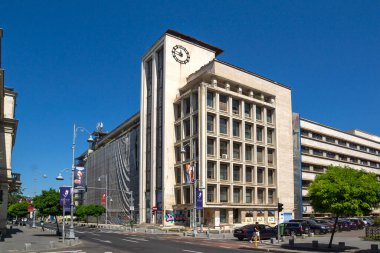 BUCHAREST, ROMANIA - 17 Ağustos 2021: Romanya 'nın Bükreş kentinin merkezinde tipik cadde ve bina