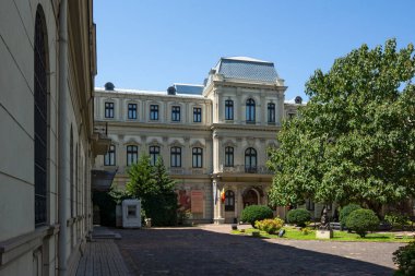 BUCHAREST, ROMANIA - 17 Ağustos 2021: Romanya 'nın Bükreş kentinin merkezinde tipik cadde ve bina