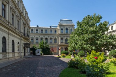 BUCHAREST, ROMANIA - 17 Ağustos 2021: Romanya 'nın Bükreş kentinin merkezinde tipik cadde ve bina