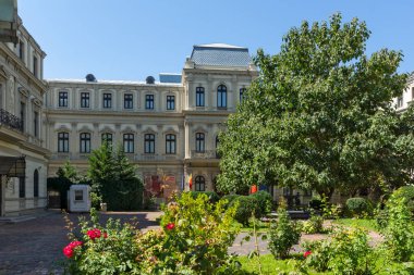 BUCHAREST, ROMANIA - 17 Ağustos 2021: Romanya 'nın Bükreş kentinin merkezinde tipik cadde ve bina