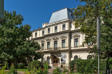 BUCHAREST, ROMANIA - 17 Ağustos 2021: Romanya 'nın Bükreş kentinin merkezinde tipik cadde ve bina