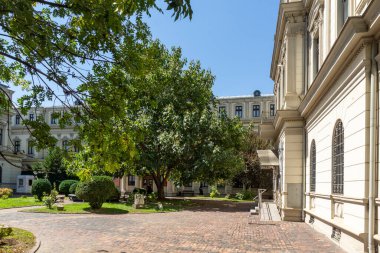 BUCHAREST, ROMANIA - 17 Ağustos 2021: Romanya 'nın Bükreş kentinin merkezinde tipik cadde ve bina