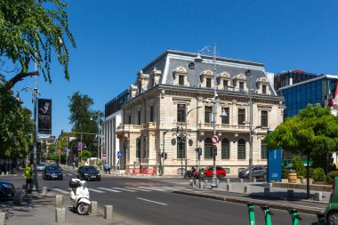 BUCHAREST, ROMANIA - 17 Ağustos 2021: Romanya 'nın Bükreş kentinin merkezinde tipik cadde ve bina