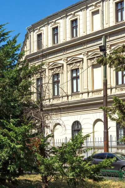 BUCHAREST, ROMANIA - 17 Ağustos 2021: Romanya 'nın Bükreş kentinin merkezinde tipik cadde ve bina