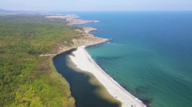 Bulgaristan 'ın Burgaz Bölgesi Sinemorets köyü, Veleka Nehri' nin ağzındaki sahil manzarası