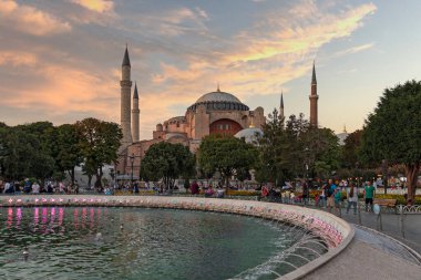 İstanbul, Türkiye - 26 Temmuz 2019: Ayasofya Müzesi'nin İstanbul şehrinde ki gece fotoğrafı
