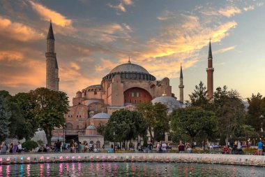 İstanbul, Türkiye - 26 Temmuz 2019: Ayasofya Müzesi'nin İstanbul şehrinde ki gece fotoğrafı