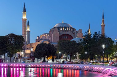 İstanbul, Türkiye - 26 Temmuz 2019: Ayasofya Müzesi'nin İstanbul şehrinde ki gece fotoğrafı