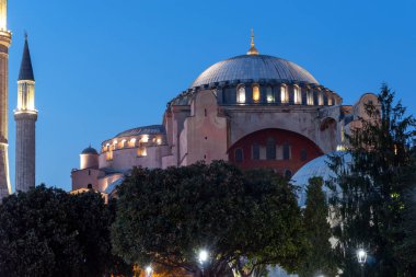 İstanbul, Türkiye - 26 Temmuz 2019: Ayasofya Müzesi'nin İstanbul şehrinde ki gece fotoğrafı
