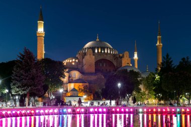 İstanbul, Türkiye - 26 Temmuz 2019: Ayasofya Müzesi'nin İstanbul şehrinde ki gece fotoğrafı