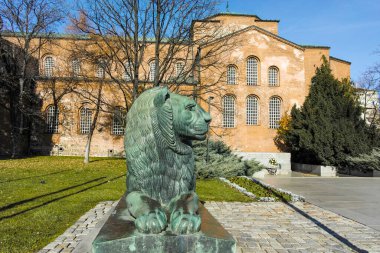 SOFYA, BULGARIA - 11 Kasım 2021: Bulgaristan 'ın Sofya kentindeki Saint Sofia kilisesinin sonbahar manzarası