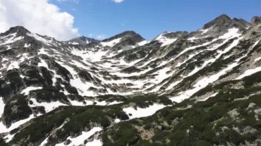 Bulgaristan 'ın Pirin Dağı' ndaki Demirkapı Geçidi 'nin şaşırtıcı hava manzarası