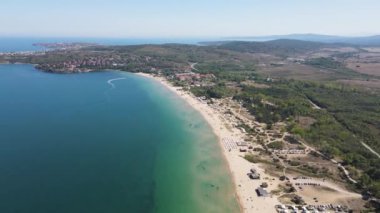 Bulgaristan 'ın Burgaz Bölgesi' nin Sozopol kasabası yakınlarındaki Gradina (Bahçe) plajının havadan manzarası 