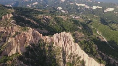 Rozhen kum piramitlerinin hava günbatımı manzarası, Blagoevgrad bölgesi, Bulgaristan