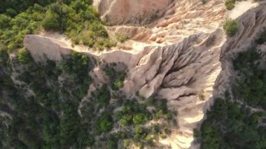 Rozhen kum piramitlerinin hava günbatımı manzarası, Blagoevgrad bölgesi, Bulgaristan