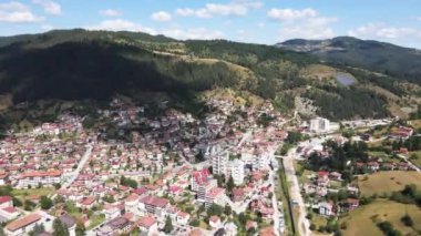 Bulgaristan 'ın ünlü kayak beldesi Chepelare' nin hava manzarası, Smolyan Bölgesi, Bulgaristan