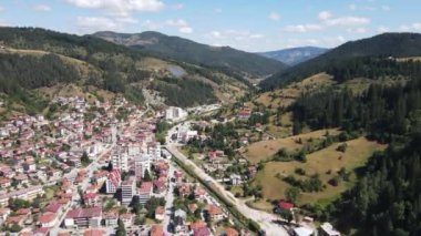 Bulgaristan 'ın ünlü kayak beldesi Chepelare' nin hava manzarası, Smolyan Bölgesi, Bulgaristan