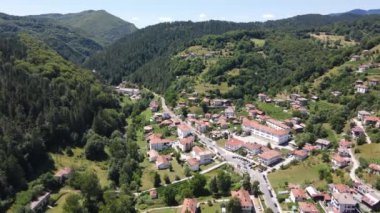 Bulgaristan 'ın Smolyan Bölgesi Mogilitsa köyünün hava manzarası