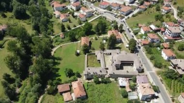 Bulgaristan 'ın Smolyan Bölgesi' nin Mogilitsa köyündeki Angushevi Konatsi 'nin hava manzarası