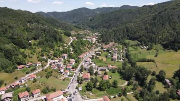 Vista Aérea Del Pueblo Mogilitsa Región Smolyan Bulgaria — Vídeos de Stock