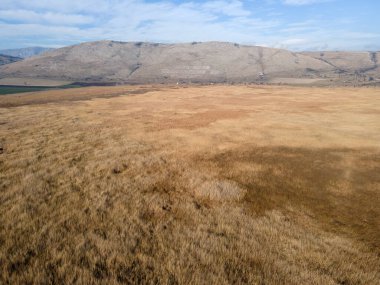 Aldomirovtsi bataklığının hava sonbahar manzarası, Sofya bölgesi, Bulgaristan