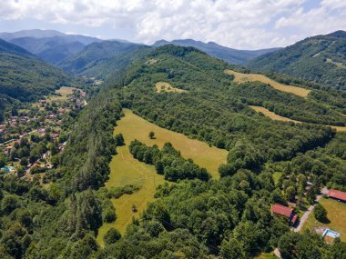 Bulgaristan 'ın Balkan Dağları, Lovech bölgesindeki Ribaritsa tatil köyünün hava manzarası