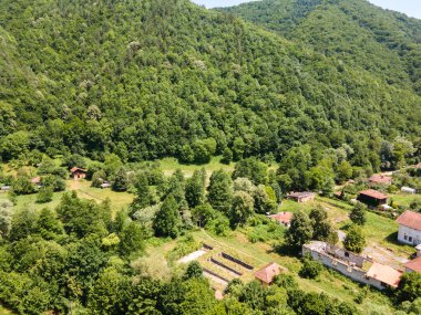 Bulgaristan 'ın Balkan Dağları, Lovech bölgesindeki Ribaritsa tatil köyünün hava manzarası