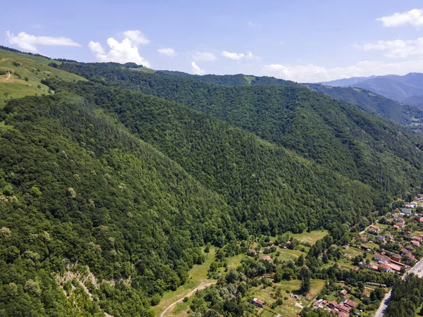 Bulgaristan 'ın Balkan Dağları, Lovech bölgesindeki Ribaritsa tatil köyünün hava manzarası