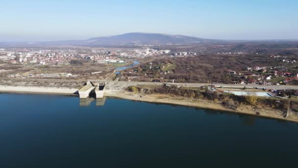 ブルガリア モンタナ州オゴスタ貯水池の空中ビュー — ストック動画