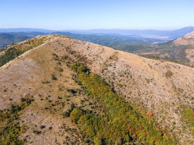 Bulgaristan 'ın Pernik bölgesindeki Lyubash Dağı' nın İnanılmaz Sonbahar Manzarası
