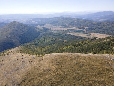 Bulgaristan 'ın Pernik bölgesindeki Lyubash Dağı' nın İnanılmaz Sonbahar Manzarası