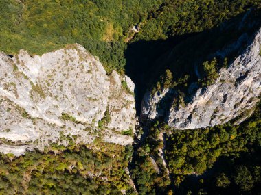 Bulgaristan 'ın Tran kenti yakınlarındaki Erma Nehri Boğazı' nın hava manzarası