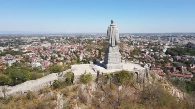 PLOVDIV, BULGARIA - 6 Eylül 2020: Sovyet Ordusu 'nun Alyosha olarak bilinen anıtı ve Bulgaristan' ın Filibe kentinin panoraması