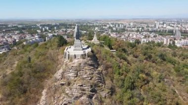 PLOVDIV, BULGARIA - 6 Eylül 2020: Sovyet Ordusu 'nun Alyosha olarak bilinen anıtı ve Bulgaristan' ın Filibe kentinin panoraması