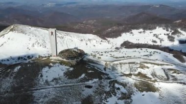BUZLUDHA, BULGARIA - 24 Ocak 2021: Bulgaristan 'ın Buzludzha Tepesi, Stara Zagora bölgesindeki Terk Edilmiş Bulgar Komünist Partisi Anıtı' nın Havadan Görünümü