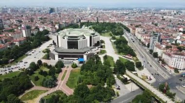 SOFYA, BULGARIA - 15 Temmuz 2021: Bulgaristan 'ın Sofya kentindeki Ulusal Kültür Sarayı' nın havadan görünüşü