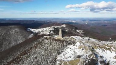 SHIPKA, BULGARIA - 24 Ocak 2021: St. Nicholas zirvesindeki Özgürlük Anıtı 'nın havadan görünüşü, Stara Planina (Balkan) Dağı, Bulgaristan