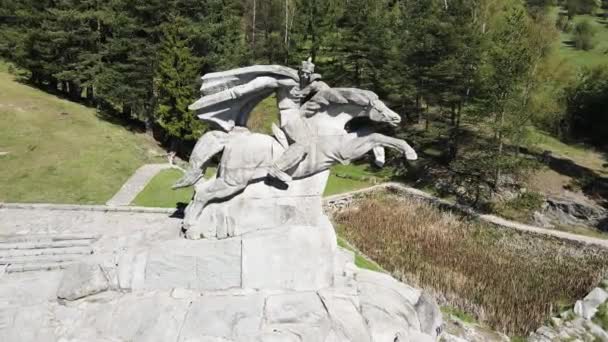 Koprivshtitsa Bulgaria 2021年5月10日 ブルガリア ソフィア地方のコプリヴィシュティツァの歴史的な町でのゲオルギ ベンコフスキー記念碑の空中写真 — ストック動画