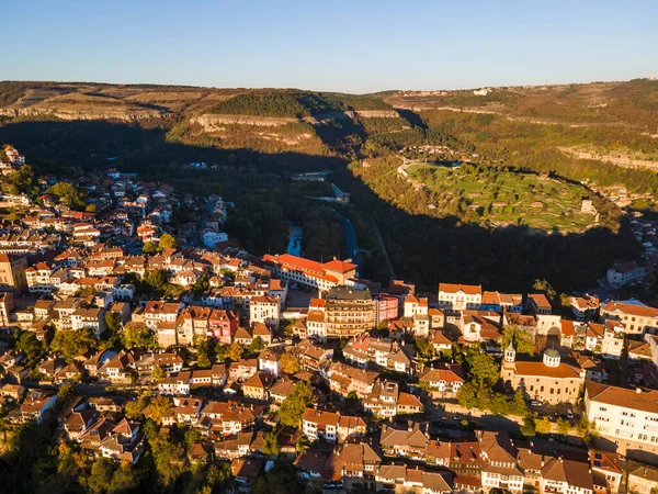 Vista Aérea Incrível Pôr Sol Cidade Veliko Tarnovo Bulgária — Fotografia de Stock