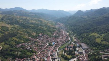 Bulgaristan 'ın Balkan Dağları, Lovech bölgesindeki Teteven kasabasının hava manzarası