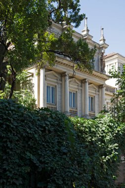 BUCHAREST, ROMANIA - 17 Ağustos 2021: Romanya 'nın Bükreş kentinin merkezinde tipik cadde ve bina