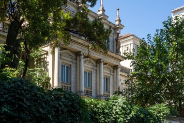 BUCHAREST, ROMANIA - 17 Ağustos 2021: Romanya 'nın Bükreş kentinin merkezinde tipik cadde ve bina