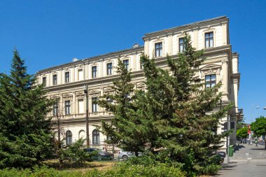 BUCHAREST, ROMANIA - 17 Ağustos 2021: Romanya 'nın Bükreş kentinin merkezinde tipik cadde ve bina