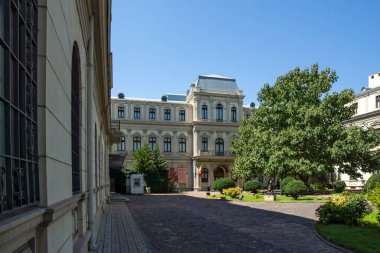 BUCHAREST, ROMANIA - 17 Ağustos 2021: Romanya 'nın Bükreş kentinin merkezinde tipik cadde ve bina