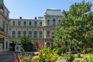 BUCHAREST, ROMANIA - 17 Ağustos 2021: Romanya 'nın Bükreş kentinin merkezinde tipik cadde ve bina