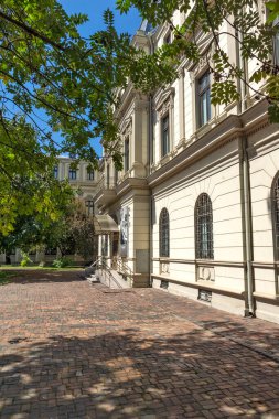 BUCHAREST, ROMANIA - 17 Ağustos 2021: Romanya 'nın Bükreş kentinin merkezinde tipik cadde ve bina