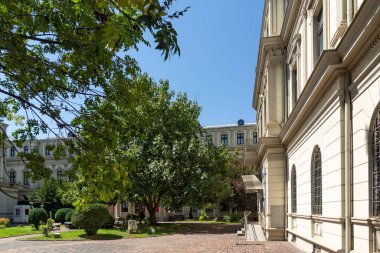 BUCHAREST, ROMANIA - 17 Ağustos 2021: Romanya 'nın Bükreş kentinin merkezinde tipik cadde ve bina